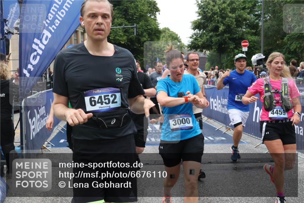 30.06.2024 - hella hamburg halbmarathon Lena Gebhardt http://msf.ph/oto/6676110 30.06.2024 11:11:01 Ziel 1181, 1225, 1278, 1335, 1687, 2457, 2978, 3000, 3250, 4459, 4517, 5017, 5131, 5152, 5181, 5735, 6354, 6452, 6887, 7085, 7088, 7252, 7284, 8749, 9076, 9086, 9619, 9628, 9811, 10416, 11343, 11405, 11585, 11686, 11935, 12389, 13466 meine-sportfotos.de