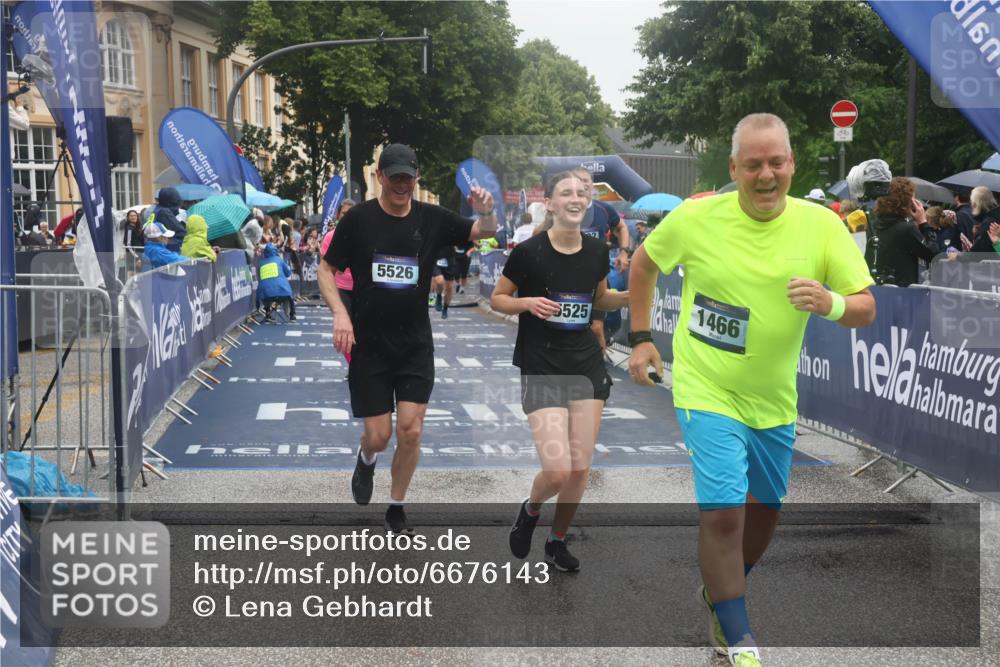 30.06.2024 - hella hamburg halbmarathon Lena Gebhardt http://msf.ph/oto/6676143 30.06.2024 12:23:56 Ziel 1466, 4339, 4701, 4702, 5525, 5526 meine-sportfotos.de