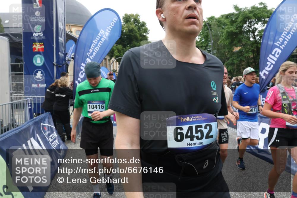 30.06.2024 - hella hamburg halbmarathon Lena Gebhardt http://msf.ph/oto/6676146 30.06.2024 11:11:02 Ziel 1181, 1225, 1278, 1335, 1687, 2457, 2978, 3000, 3250, 4459, 4517, 5017, 5131, 5152, 5181, 5735, 6354, 6452, 6887, 7085, 7088, 7252, 7284, 7806, 8749, 9076, 9086, 9619, 9628, 9811, 10089, 10416, 11054, 11343, 11405, 11585, 11686, 11935, 12223, 12389, 13466 meine-sportfotos.de