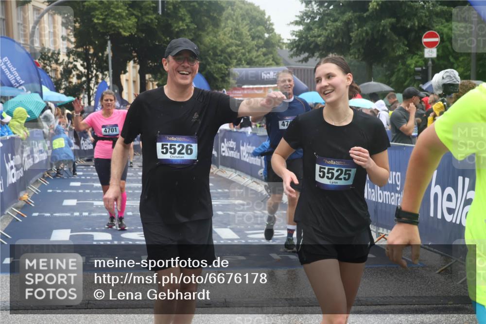30.06.2024 - hella hamburg halbmarathon Lena Gebhardt http://msf.ph/oto/6676178 30.06.2024 12:23:57 Ziel 1466, 4339, 4701, 4702, 5525, 5526 meine-sportfotos.de