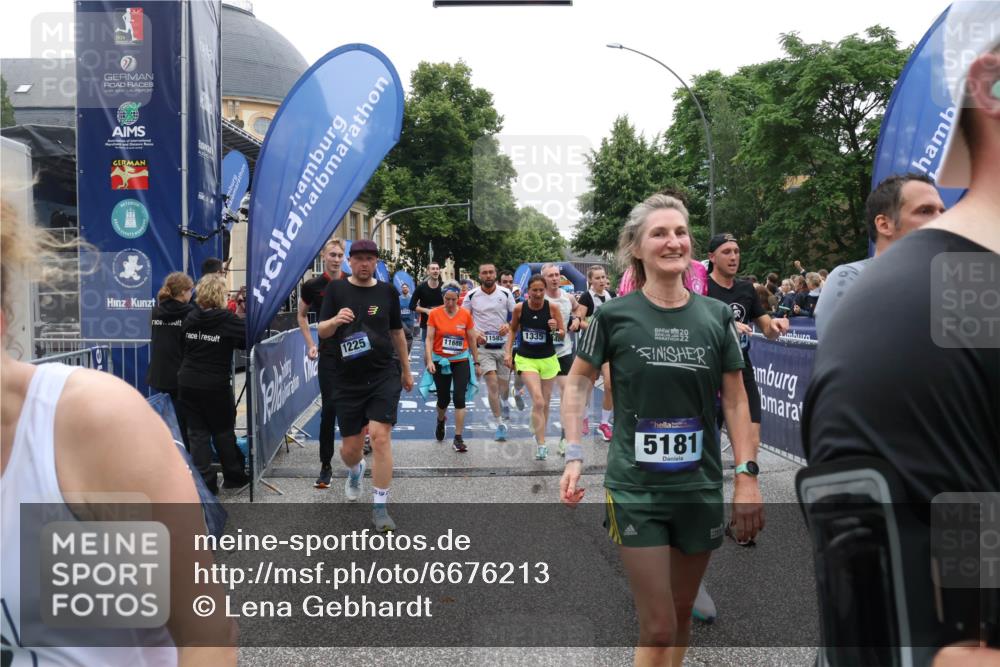 30.06.2024 - hella hamburg halbmarathon Lena Gebhardt http://msf.ph/oto/6676213 30.06.2024 11:11:04 Ziel 1181, 1225, 1278, 1335, 1687, 2457, 2978, 3000, 3250, 4459, 4517, 5017, 5131, 5152, 5181, 5735, 6158, 6354, 6452, 6887, 7085, 7088, 7252, 7284, 7806, 8749, 8842, 9076, 9619, 9628, 9811, 10089, 10416, 11054, 11343, 11405, 11585, 11686, 12223, 12389, 13466 meine-sportfotos.de