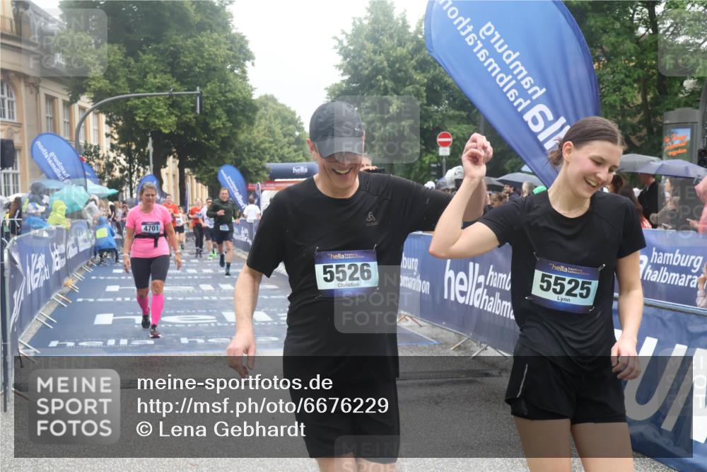 30.06.2024 - hella hamburg halbmarathon Lena Gebhardt http://msf.ph/oto/6676229 30.06.2024 12:23:58 Ziel 1466, 4339, 4701, 4702, 5525, 5526 meine-sportfotos.de
