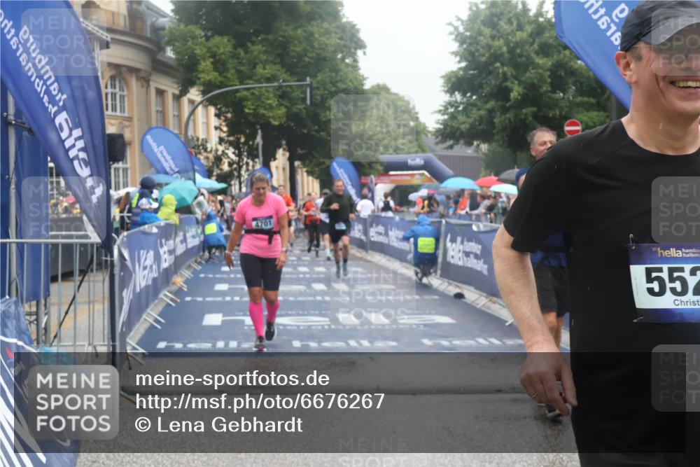 30.06.2024 - hella hamburg halbmarathon Lena Gebhardt http://msf.ph/oto/6676267 30.06.2024 12:23:59 Ziel 1466, 4339, 4701, 4702, 5525, 5526 meine-sportfotos.de