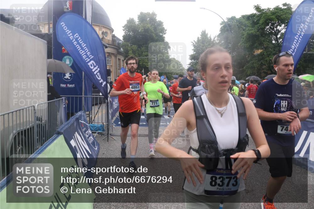 30.06.2024 - hella hamburg halbmarathon Lena Gebhardt http://msf.ph/oto/6676294 30.06.2024 11:44:49 Ziel 771, 796, 1314, 2039, 2884, 2929, 3664, 3665, 4212, 4298, 4883, 5723, 5838, 6168, 6341, 6503, 6771, 7203, 7486, 7687, 7688, 8254, 8373, 8420, 8549, 9128, 9136, 9526, 9542, 9913, 10832, 11327, 11652, 11666, 11775, 11828, 11835, 12092 meine-sportfotos.de