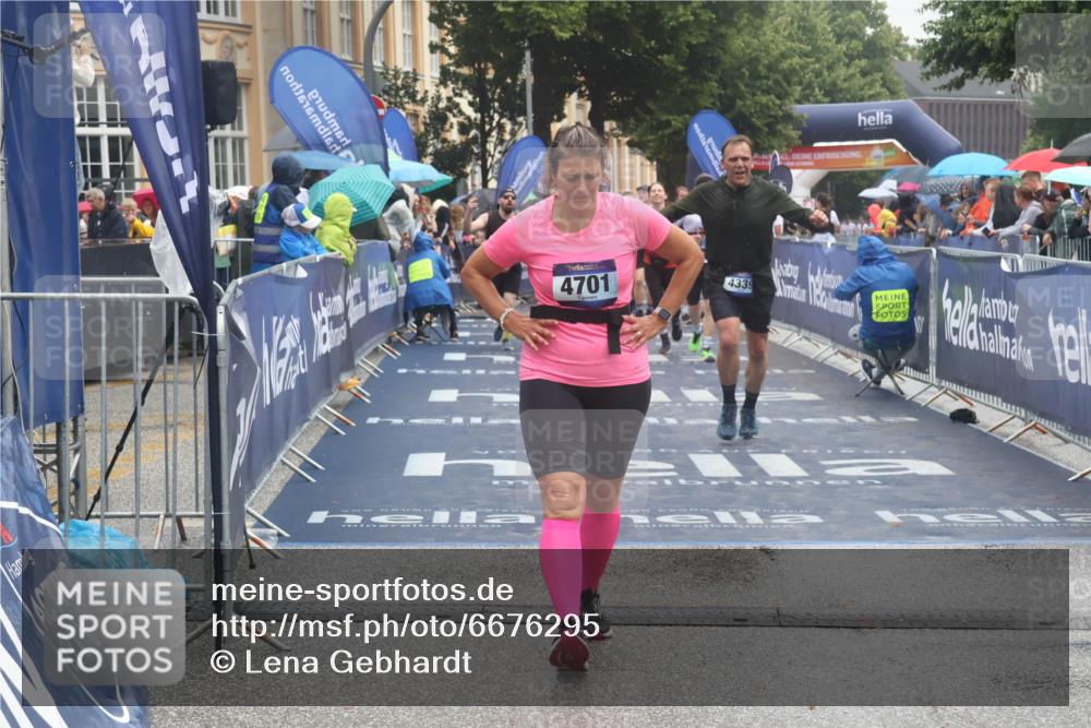30.06.2024 - hella hamburg halbmarathon Lena Gebhardt http://msf.ph/oto/6676295 30.06.2024 12:24:01 Ziel 3643, 4339, 4701, 4702, 5516, 5517, 5525, 5526, 8432 meine-sportfotos.de