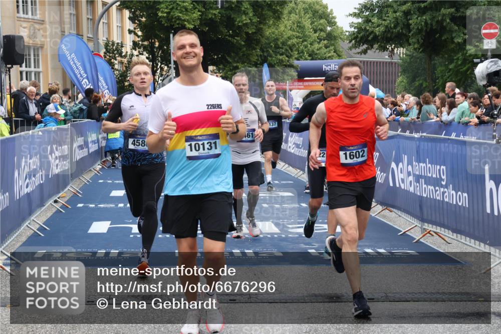 30.06.2024 - hella hamburg halbmarathon Lena Gebhardt http://msf.ph/oto/6676296 30.06.2024 10:40:08 Ziel 717, 1421, 1602, 2752, 3461, 4295, 4580, 7137, 7402, 7593, 8087, 8933, 9743, 10131, 10216, 10693, 10973, 12203, 12213, 12329 meine-sportfotos.de