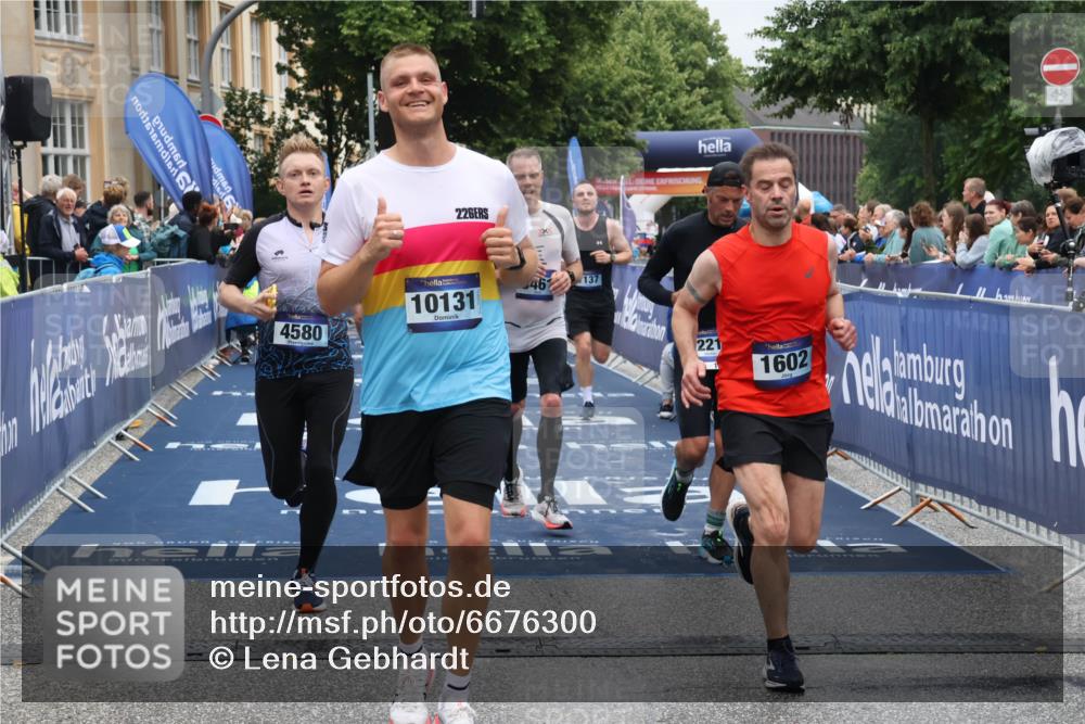30.06.2024 - hella hamburg halbmarathon Lena Gebhardt http://msf.ph/oto/6676300 30.06.2024 10:40:08 Ziel 717, 1421, 1602, 2752, 3461, 4295, 4580, 7137, 7402, 7593, 8087, 8933, 9743, 10131, 10216, 10693, 10973, 12203, 12213, 12329 meine-sportfotos.de