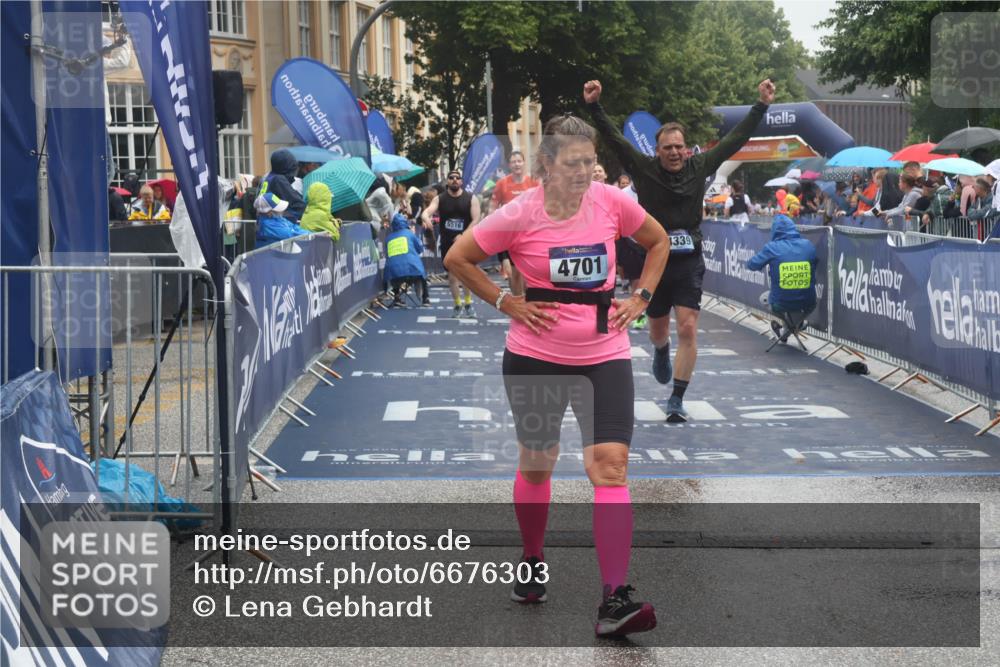 30.06.2024 - hella hamburg halbmarathon Lena Gebhardt http://msf.ph/oto/6676303 30.06.2024 12:24:01 Ziel 3643, 4339, 4701, 4702, 5516, 5517, 5525, 5526, 8432 meine-sportfotos.de