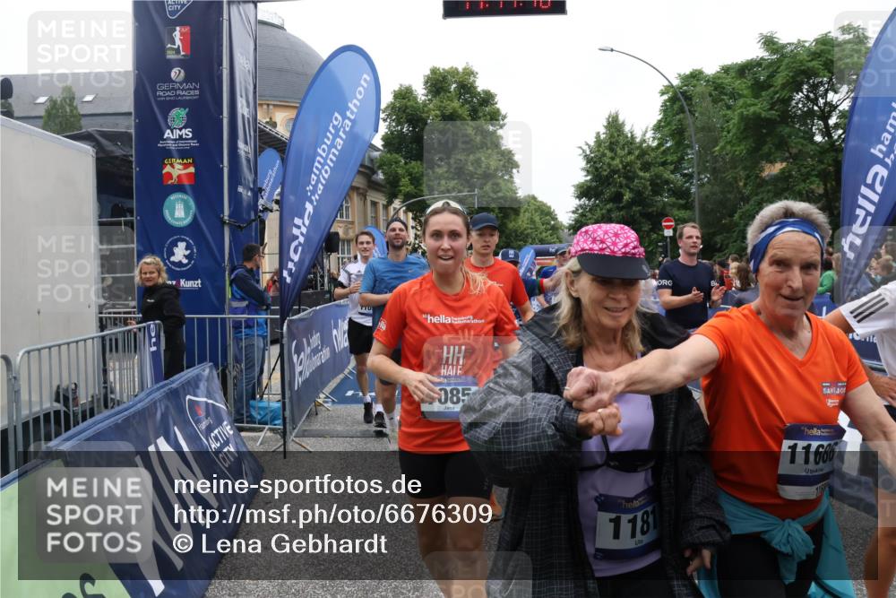 30.06.2024 - hella hamburg halbmarathon Lena Gebhardt http://msf.ph/oto/6676309 30.06.2024 11:11:09 Ziel 1181, 1225, 1335, 1687, 2457, 2607, 3250, 4158, 4517, 5005, 5243, 5735, 6002, 6059, 6158, 6354, 6887, 7052, 7085, 7088, 7243, 7284, 7806, 8780, 8842, 8961, 9076, 9619, 9630, 9869, 9943, 10089, 10878, 11054, 11343, 11405, 11585, 12223, 13466 meine-sportfotos.de