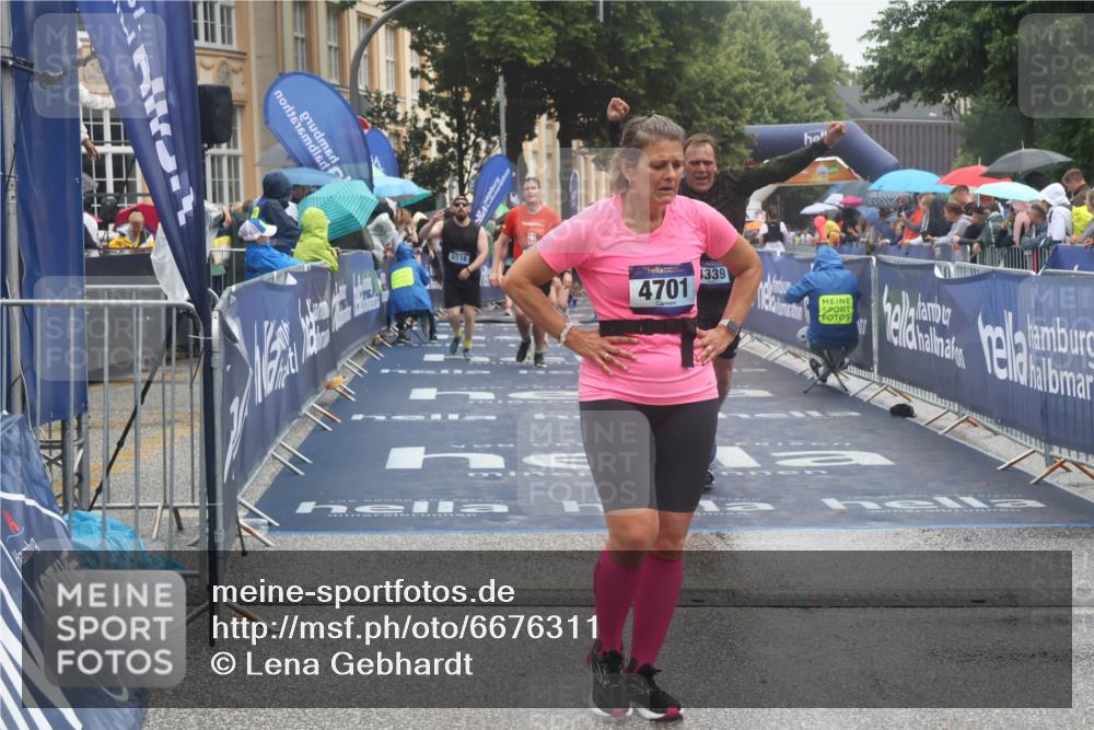 30.06.2024 - hella hamburg halbmarathon Lena Gebhardt http://msf.ph/oto/6676311 30.06.2024 12:24:02 Ziel 3643, 4339, 4701, 4702, 5516, 5517, 8432 meine-sportfotos.de