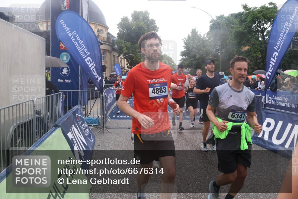 30.06.2024 - hella hamburg halbmarathon Lena Gebhardt http://msf.ph/oto/6676314 30.06.2024 11:44:50 Ziel 771, 796, 1314, 2039, 2884, 2929, 3664, 3665, 4212, 4298, 4883, 5723, 5838, 6341, 6503, 6771, 7203, 7486, 7687, 7688, 8254, 8373, 8420, 8549, 9128, 9136, 9526, 9542, 9913, 10397, 10832, 11327, 11652, 11666, 11775, 11828, 11835, 12092 meine-sportfotos.de