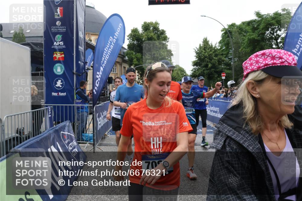 30.06.2024 - hella hamburg halbmarathon Lena Gebhardt http://msf.ph/oto/6676321 30.06.2024 11:11:09 Ziel 1181, 1225, 1335, 1687, 2457, 2607, 3250, 4158, 4517, 5005, 5243, 5735, 6002, 6059, 6158, 6354, 6887, 7052, 7085, 7088, 7243, 7284, 7806, 8780, 8842, 8961, 9076, 9619, 9630, 9869, 9943, 10089, 10878, 11054, 11343, 11405, 11585, 12223, 13466 meine-sportfotos.de