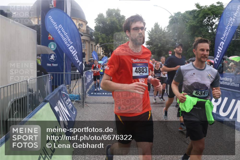 30.06.2024 - hella hamburg halbmarathon Lena Gebhardt http://msf.ph/oto/6676322 30.06.2024 11:44:50 Ziel 771, 796, 1314, 2039, 2884, 2929, 3664, 3665, 4212, 4298, 4883, 5723, 5838, 6341, 6503, 6771, 7203, 7486, 7687, 7688, 8254, 8373, 8420, 8549, 9128, 9136, 9526, 9542, 9913, 10397, 10832, 11327, 11652, 11666, 11775, 11828, 11835, 12092 meine-sportfotos.de