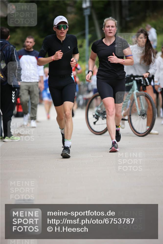 04.08.2024 - OstseeMan H.Heesch http://msf.ph/oto/6753787 04.08.2024 15:10:12 Laufen 7, 72, 169, 356, 465, 485, 826, 886, 907, 913, 987, 987, 1179, 1197 meine-sportfotos.de