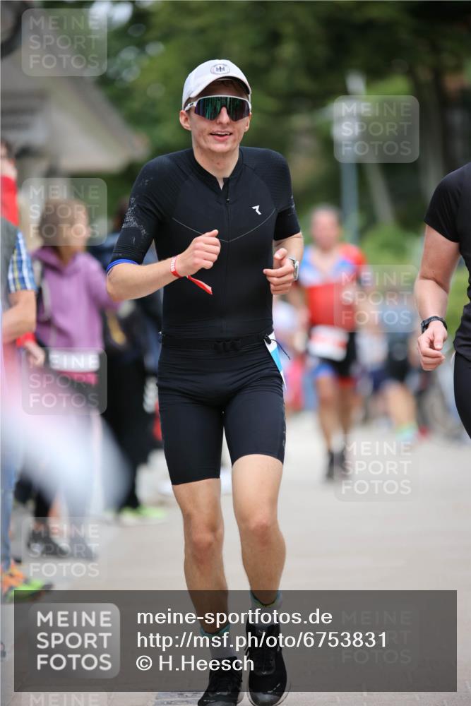 04.08.2024 - OstseeMan H.Heesch http://msf.ph/oto/6753831 04.08.2024 15:10:14 Laufen 7, 72, 169, 465, 485, 839, 886, 907, 913, 987, 987, 1179, 1197 meine-sportfotos.de
