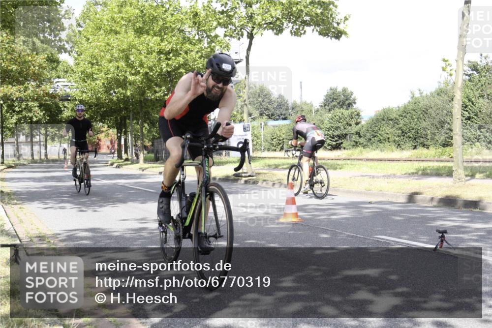 11.08.2024 - GEWOBA Citytriathlon Bremen H.Heesch http://msf.ph/oto/6770319 11.08.2024 12:06:01 Radfahren 703, 752, 860, 870, 928 meine-sportfotos.de