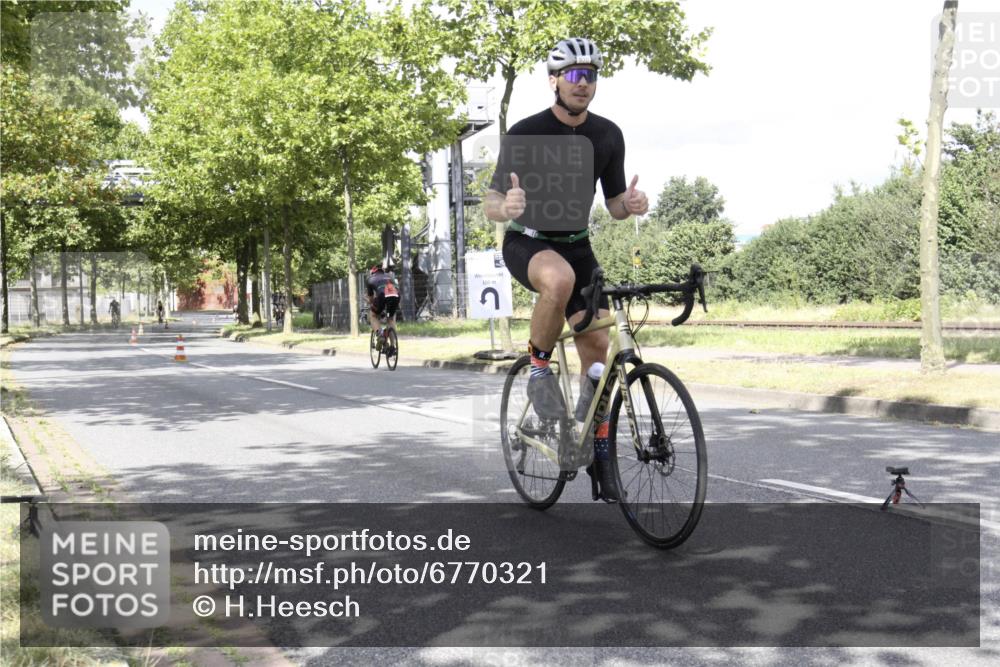 11.08.2024 - GEWOBA Citytriathlon Bremen H.Heesch http://msf.ph/oto/6770321 11.08.2024 12:06:02 Radfahren 703, 752, 860, 870, 928 meine-sportfotos.de