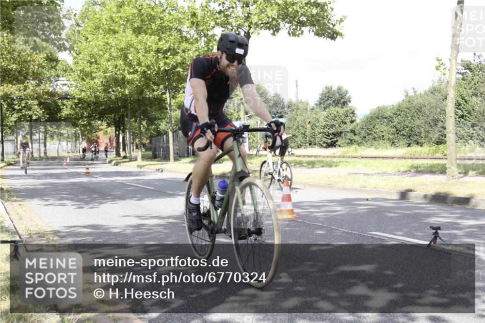 11.08.2024 - GEWOBA Citytriathlon Bremen H.Heesch http://msf.ph/oto/6770324 11.08.2024 12:06:10 Radfahren 703, 752, 860, 870, 928 meine-sportfotos.de