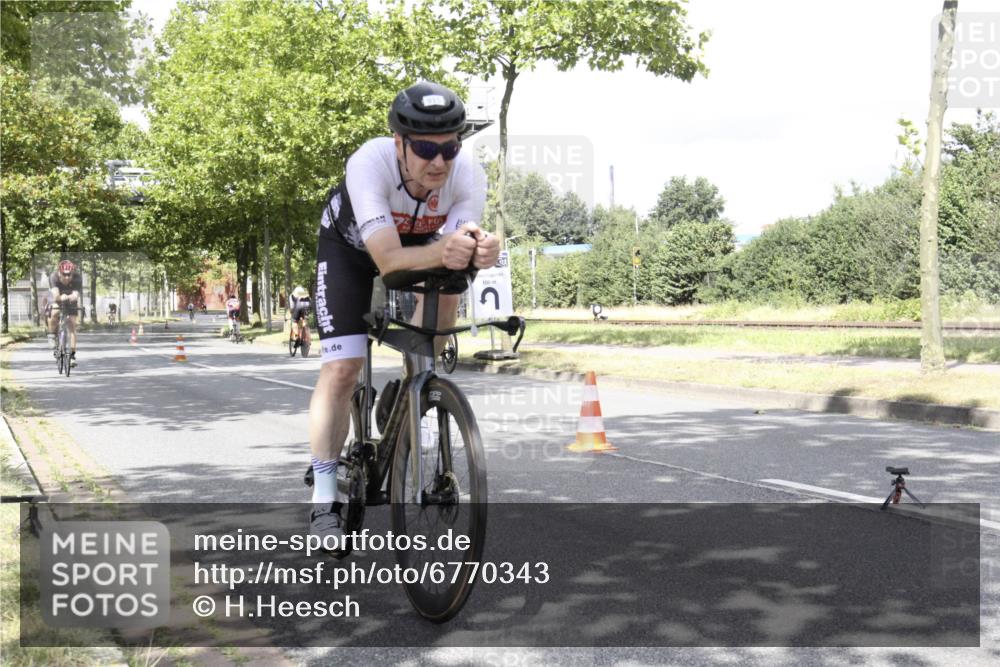 11.08.2024 - GEWOBA Citytriathlon Bremen H.Heesch http://msf.ph/oto/6770343 11.08.2024 12:06:52 Radfahren 815, 886, 910, 915, 939, 1025 meine-sportfotos.de