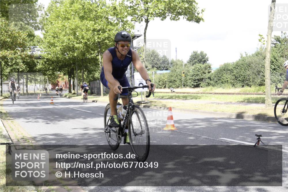 11.08.2024 - GEWOBA Citytriathlon Bremen H.Heesch http://msf.ph/oto/6770349 11.08.2024 12:06:55 Radfahren 815, 886, 910, 915, 939, 1025 meine-sportfotos.de