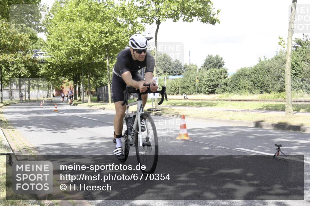 11.08.2024 - GEWOBA Citytriathlon Bremen H.Heesch http://msf.ph/oto/6770354 11.08.2024 12:06:59 Radfahren 815, 886, 910, 915, 939 meine-sportfotos.de