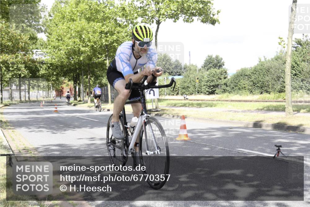 11.08.2024 - GEWOBA Citytriathlon Bremen H.Heesch http://msf.ph/oto/6770357 11.08.2024 12:07:04 Radfahren 815, 886, 901, 910, 915, 939, 1015 meine-sportfotos.de