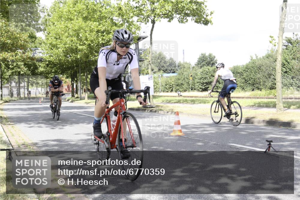11.08.2024 - GEWOBA Citytriathlon Bremen H.Heesch http://msf.ph/oto/6770359 11.08.2024 12:07:16 Radfahren 779, 792, 812, 847, 848, 901, 910, 1015, 1037 meine-sportfotos.de