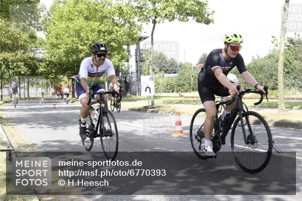 11.08.2024 - GEWOBA Citytriathlon Bremen H.Heesch http://msf.ph/oto/6770393 11.08.2024 12:07:54 Radfahren 809, 818, 829, 851, 929 meine-sportfotos.de
