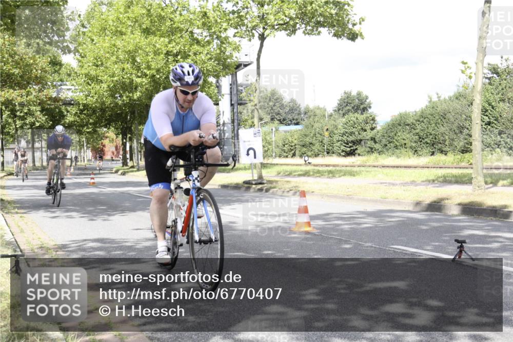 11.08.2024 - GEWOBA Citytriathlon Bremen H.Heesch http://msf.ph/oto/6770407 11.08.2024 12:08:12 Radfahren 748, 762, 803, 818, 832, 881, 894, 949, 979 meine-sportfotos.de