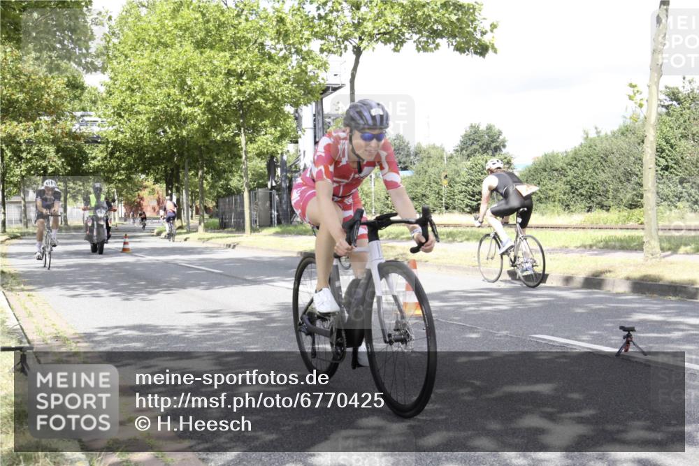 11.08.2024 - GEWOBA Citytriathlon Bremen H.Heesch http://msf.ph/oto/6770425 11.08.2024 12:08:27 Radfahren 748, 762, 803, 881, 963, 979, 981, 1021 meine-sportfotos.de