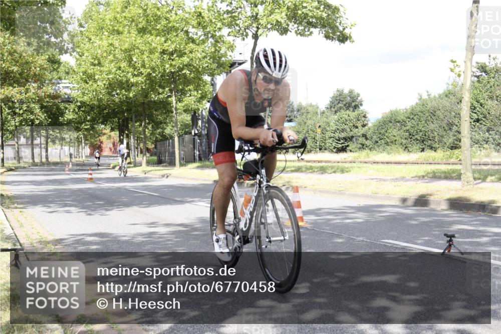 11.08.2024 - GEWOBA Citytriathlon Bremen H.Heesch http://msf.ph/oto/6770458 11.08.2024 12:08:57 Radfahren 742, 796, 844, 892, 917, 1022 meine-sportfotos.de