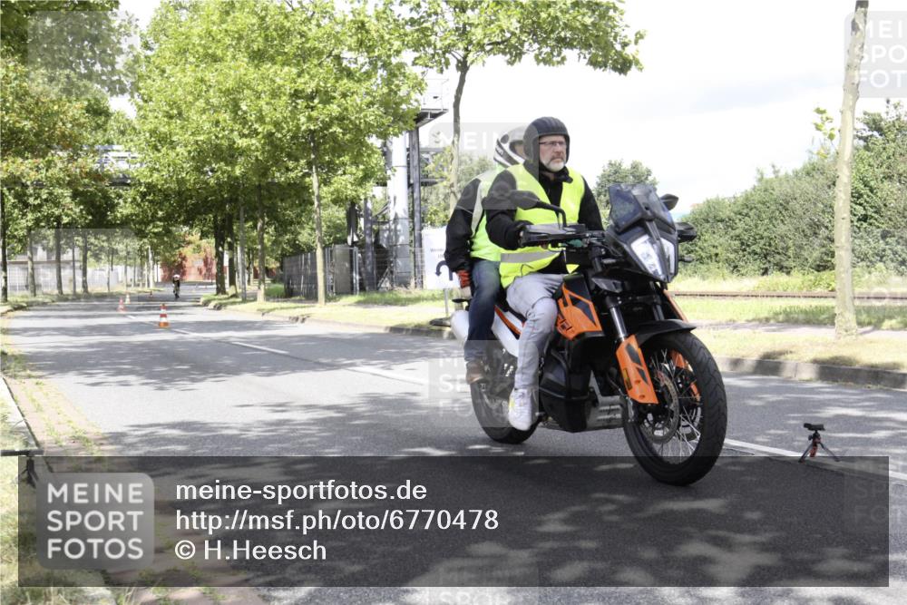 11.08.2024 - GEWOBA Citytriathlon Bremen H.Heesch http://msf.ph/oto/6770478 11.08.2024 12:09:28 Radfahren 787, 793, 863, 866, 932 meine-sportfotos.de