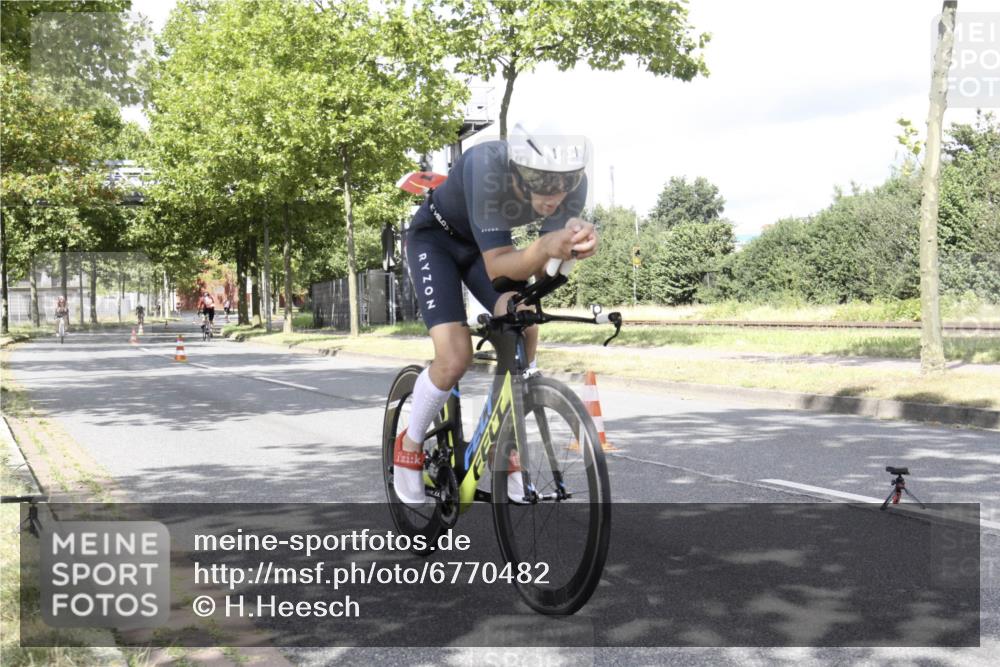 11.08.2024 - GEWOBA Citytriathlon Bremen H.Heesch http://msf.ph/oto/6770482 11.08.2024 12:09:41 Radfahren 751, 988, 1027 meine-sportfotos.de