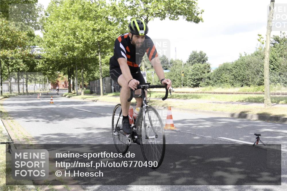 11.08.2024 - GEWOBA Citytriathlon Bremen H.Heesch http://msf.ph/oto/6770490 11.08.2024 12:09:59 Radfahren 908, 988 meine-sportfotos.de