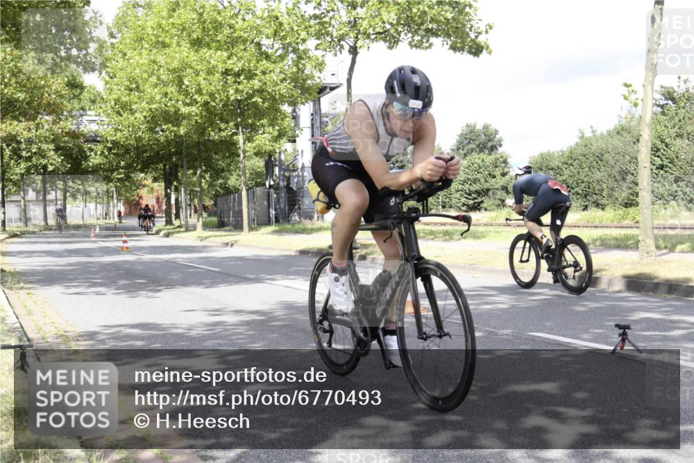 11.08.2024 - GEWOBA Citytriathlon Bremen H.Heesch http://msf.ph/oto/6770493 11.08.2024 12:10:17 Radfahren 945, 953, 971 meine-sportfotos.de