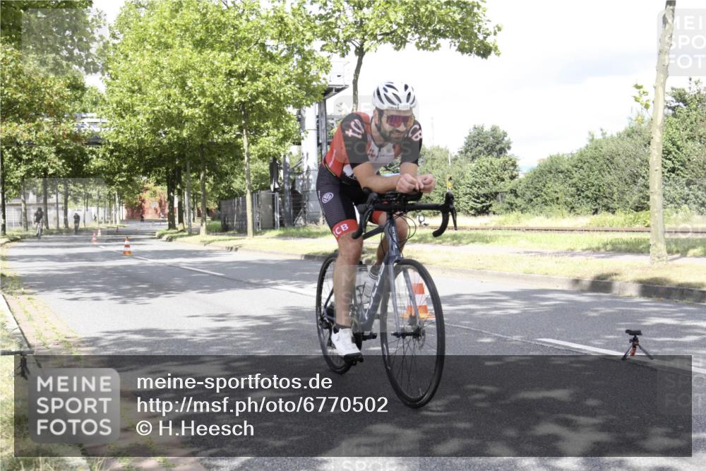 11.08.2024 - GEWOBA Citytriathlon Bremen H.Heesch http://msf.ph/oto/6770502 11.08.2024 12:10:33 Radfahren 745, 804, 878, 945, 971 meine-sportfotos.de
