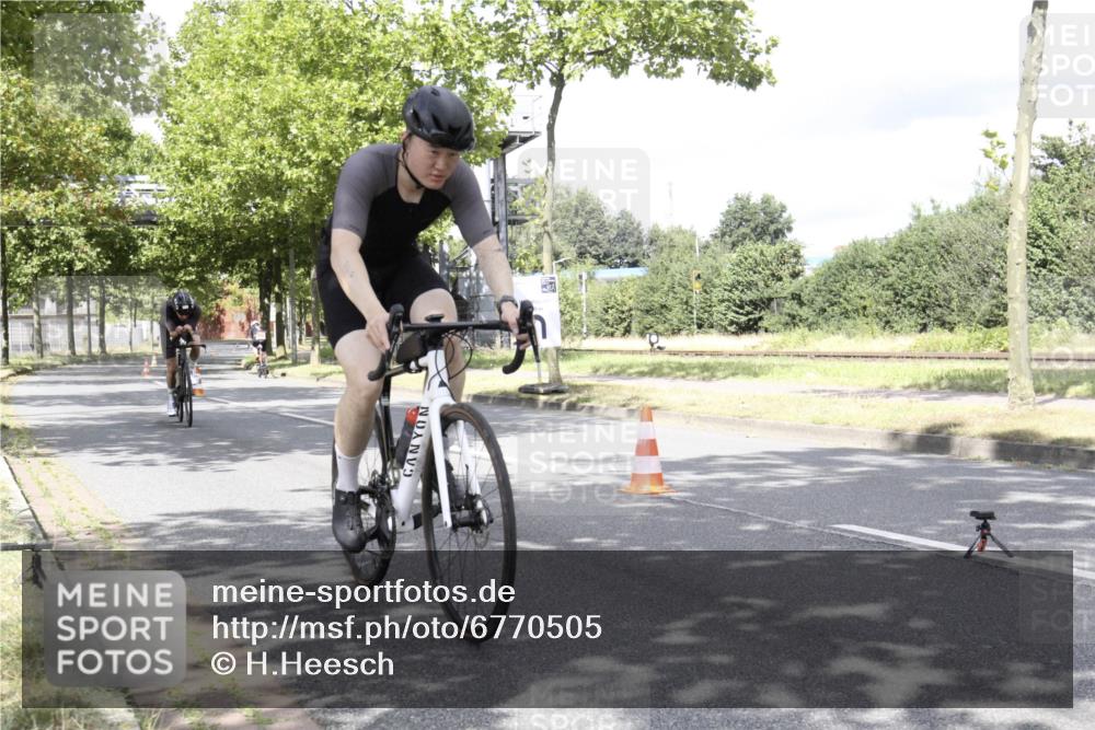 11.08.2024 - GEWOBA Citytriathlon Bremen H.Heesch http://msf.ph/oto/6770505 11.08.2024 12:10:38 Radfahren 745, 804, 878, 945 meine-sportfotos.de