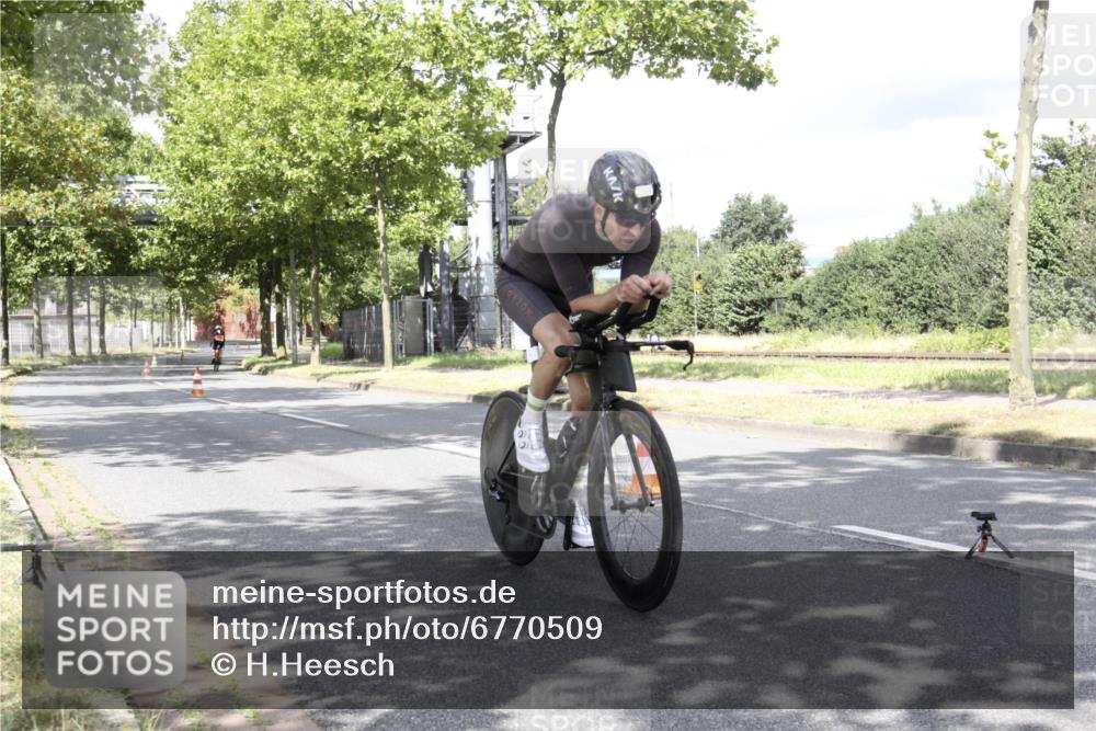 11.08.2024 - GEWOBA Citytriathlon Bremen H.Heesch http://msf.ph/oto/6770509 11.08.2024 12:10:39 Radfahren 745, 804, 878, 945 meine-sportfotos.de