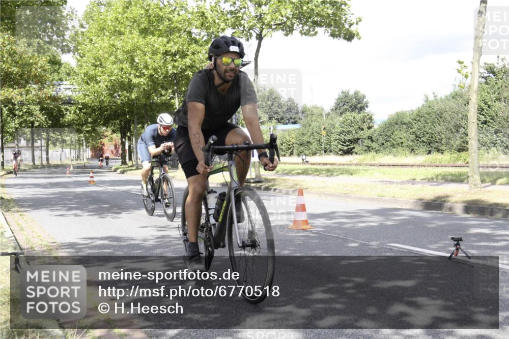 11.08.2024 - GEWOBA Citytriathlon Bremen H.Heesch http://msf.ph/oto/6770518 11.08.2024 12:11:04 Radfahren 824, 856, 876, 992, 1016 meine-sportfotos.de