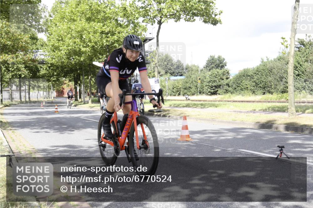 11.08.2024 - GEWOBA Citytriathlon Bremen H.Heesch http://msf.ph/oto/6770524 11.08.2024 12:11:08 Radfahren 824, 856, 876, 992, 1016 meine-sportfotos.de