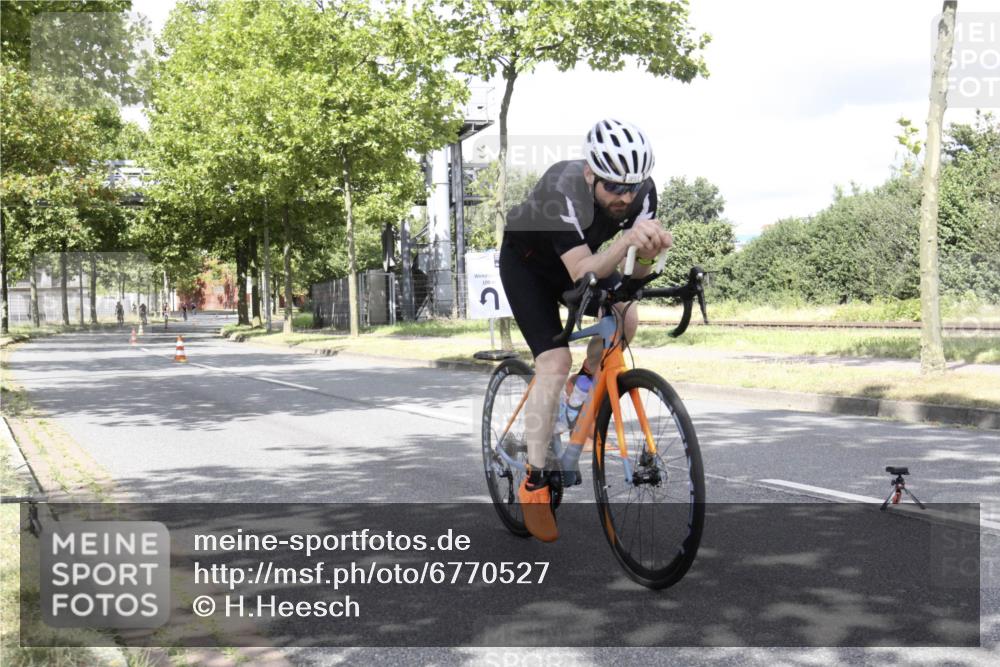 11.08.2024 - GEWOBA Citytriathlon Bremen H.Heesch http://msf.ph/oto/6770527 11.08.2024 12:11:26 Radfahren 891, 987, 1003, 1005, 1034 meine-sportfotos.de
