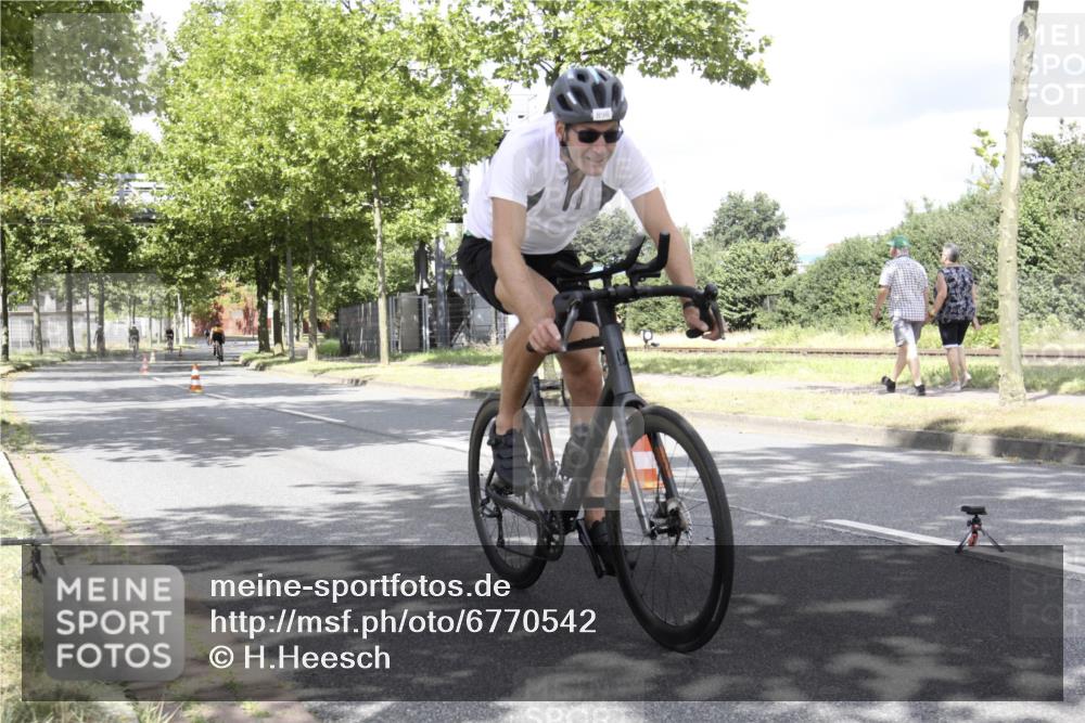11.08.2024 - GEWOBA Citytriathlon Bremen H.Heesch http://msf.ph/oto/6770542 11.08.2024 12:11:45 Radfahren 781, 823, 898, 987, 1003, 1005, 1017, 1034 meine-sportfotos.de