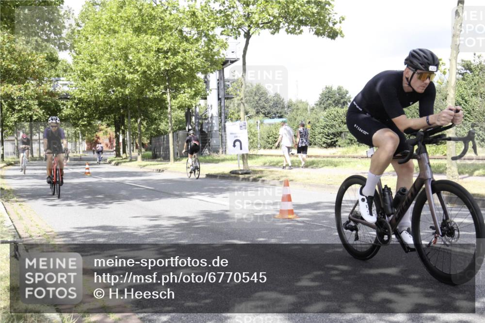 11.08.2024 - GEWOBA Citytriathlon Bremen H.Heesch http://msf.ph/oto/6770545 11.08.2024 12:11:51 Radfahren 781, 823, 898, 1017, 1034, 1038 meine-sportfotos.de