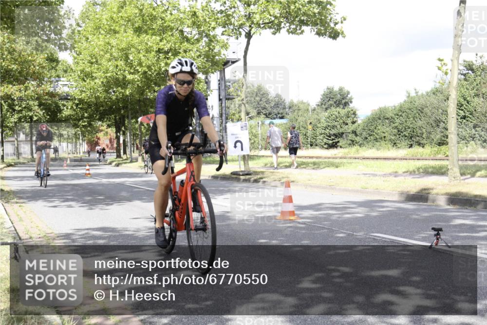 11.08.2024 - GEWOBA Citytriathlon Bremen H.Heesch http://msf.ph/oto/6770550 11.08.2024 12:11:52 Radfahren 781, 823, 898, 1017, 1038 meine-sportfotos.de