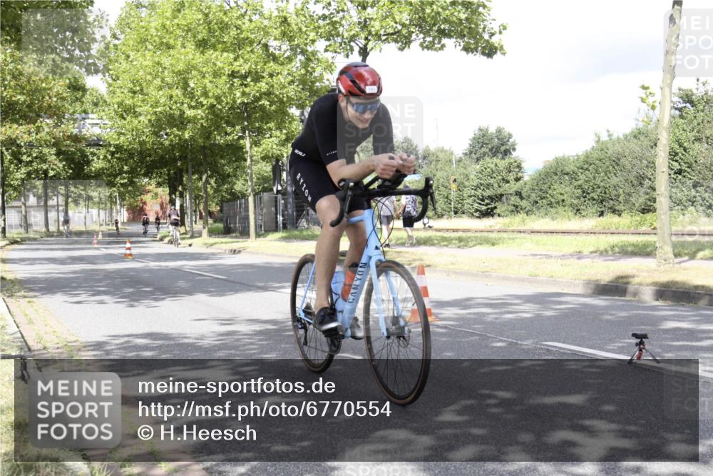 11.08.2024 - GEWOBA Citytriathlon Bremen H.Heesch http://msf.ph/oto/6770554 11.08.2024 12:11:53 Radfahren 781, 823, 898, 1017, 1038 meine-sportfotos.de