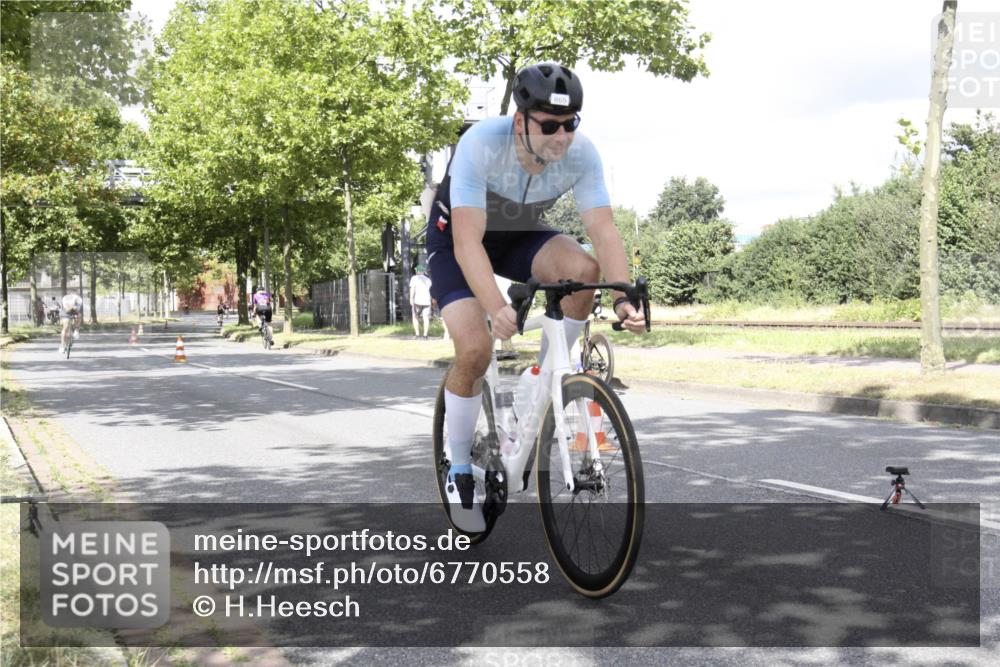 11.08.2024 - GEWOBA Citytriathlon Bremen H.Heesch http://msf.ph/oto/6770558 11.08.2024 12:11:59 Radfahren 781, 823, 898, 1017, 1038 meine-sportfotos.de