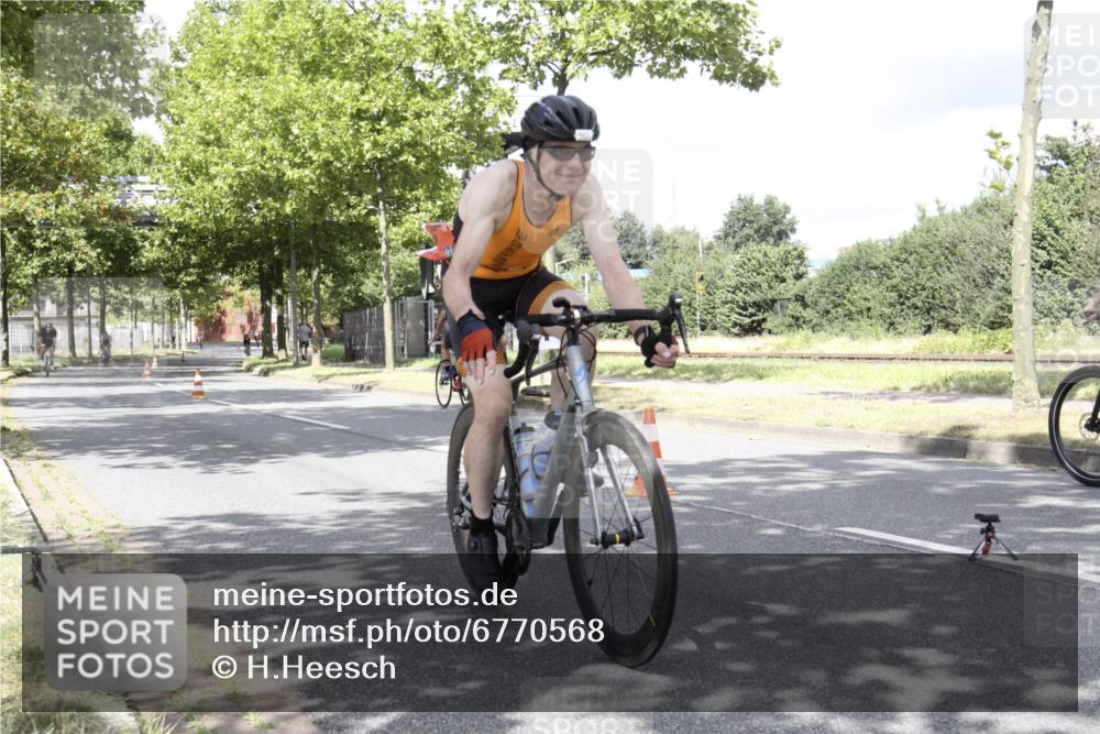 11.08.2024 - GEWOBA Citytriathlon Bremen H.Heesch http://msf.ph/oto/6770568 11.08.2024 12:12:30 Radfahren 749, 960, 961 meine-sportfotos.de