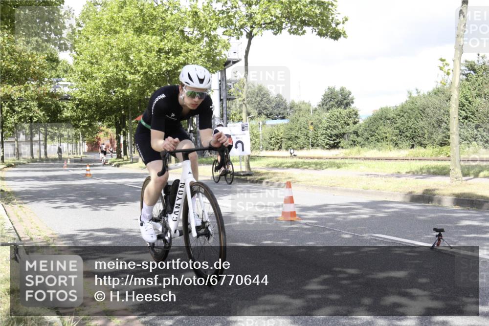 11.08.2024 - GEWOBA Citytriathlon Bremen H.Heesch http://msf.ph/oto/6770644 11.08.2024 12:13:25 Radfahren 782, 797, 896, 1011 meine-sportfotos.de