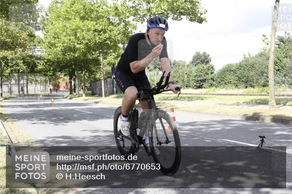 11.08.2024 - GEWOBA Citytriathlon Bremen H.Heesch http://msf.ph/oto/6770653 11.08.2024 12:13:45 Radfahren 820, 858, 957 meine-sportfotos.de