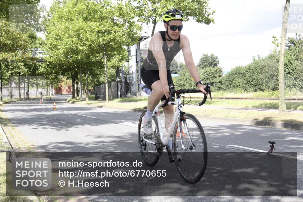 11.08.2024 - GEWOBA Citytriathlon Bremen H.Heesch http://msf.ph/oto/6770655 11.08.2024 12:13:50 Radfahren 820, 858, 940, 957 meine-sportfotos.de